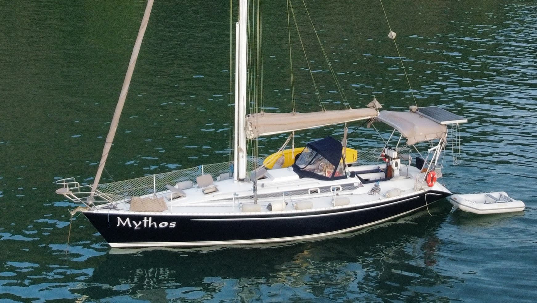 Veleiro Fast 395 Mythos, do Flip Boat Club, visto do alto em águas calmas