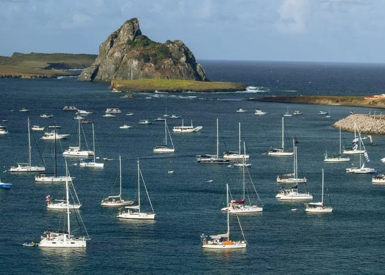 Veleiros fundeados em Fernando de Noronha após a travessia da Refeno