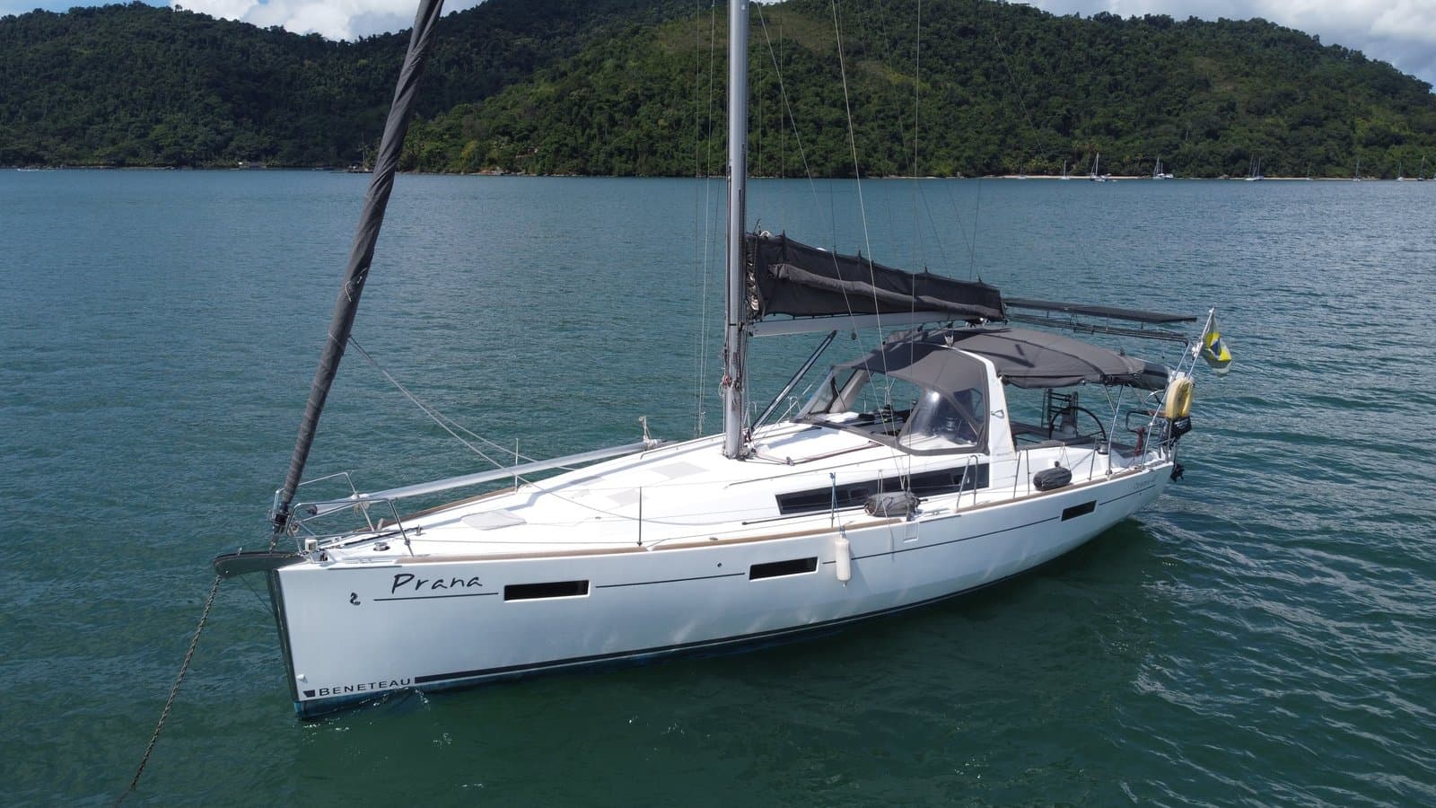 Veleiro Prana (Beneteau Oceanis 41) da Flip Boat Club ancorado em Paraty