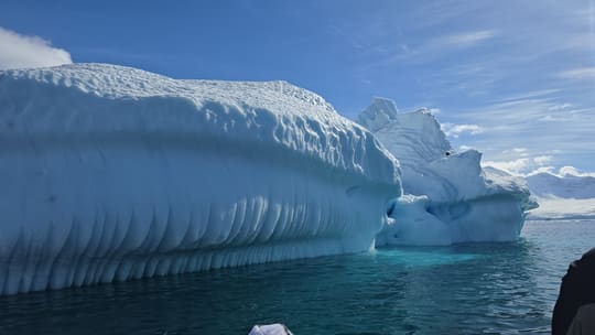 Iceberg esculpido pelo mar, visto de perto