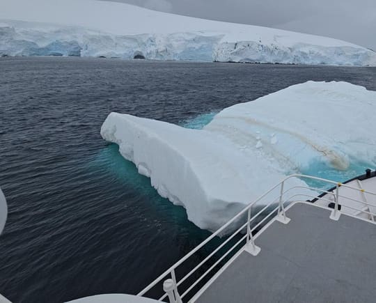 Iceberg visto do convés do Hans Hansson