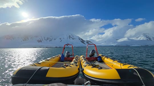 Os dois Zodiacs da expedição prontos para sair, com o sol sobre as montanhas