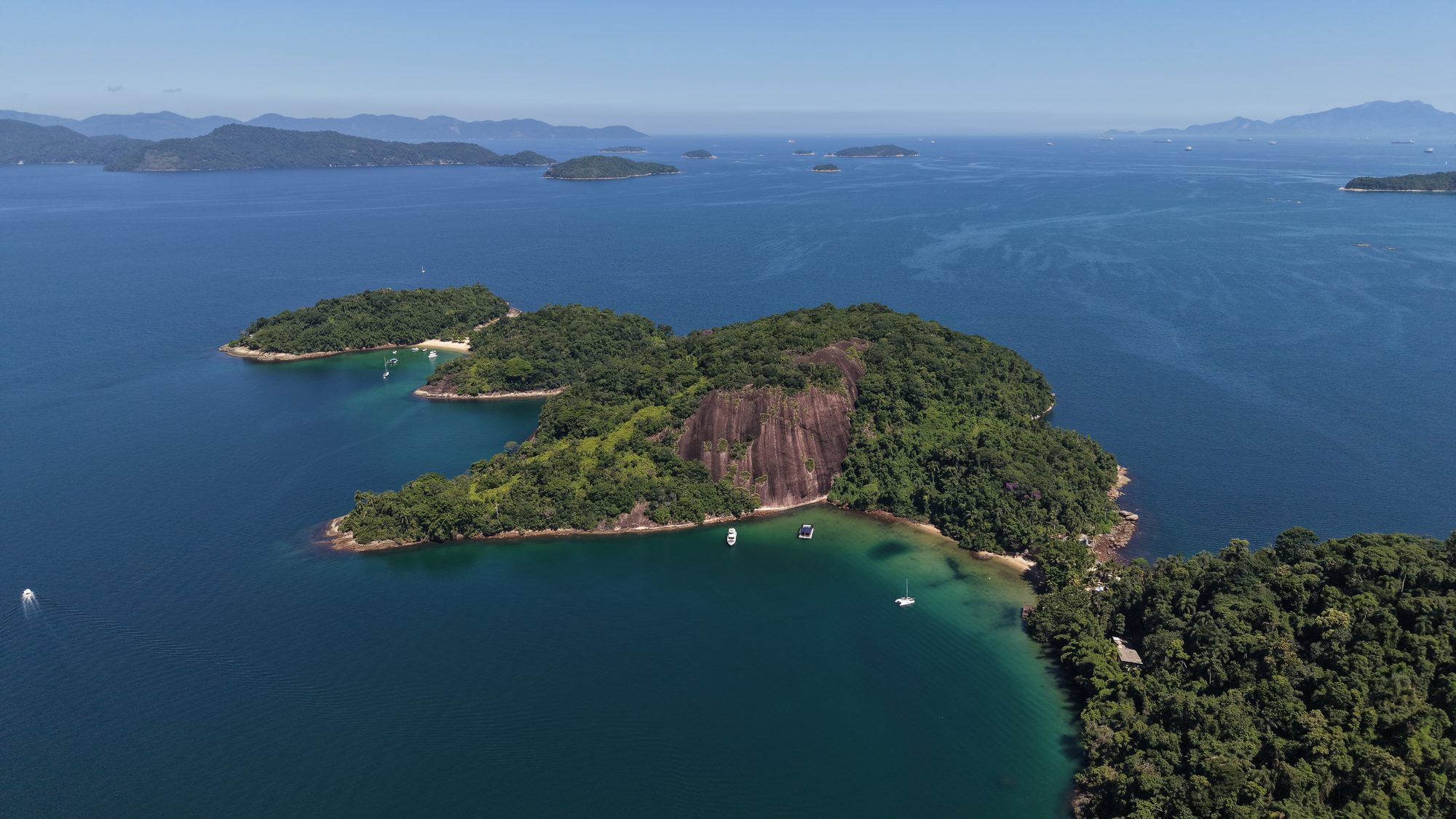 Vista aérea do arquipélago de Angra dos Reis, com ilhas e enseadas de águas esmeralda