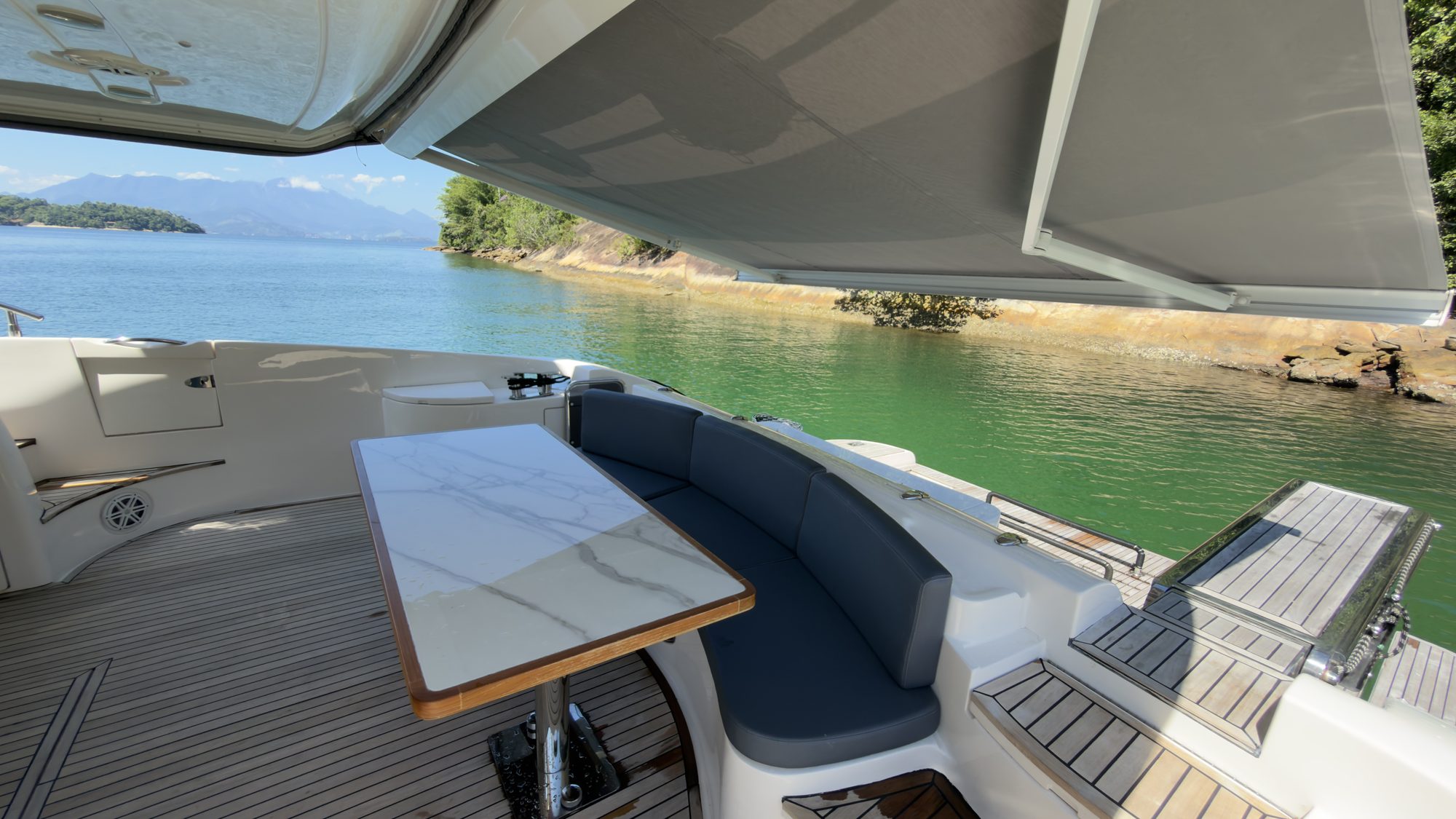 Intermarine 680 Full fundeado em enseada de Angra dos Reis