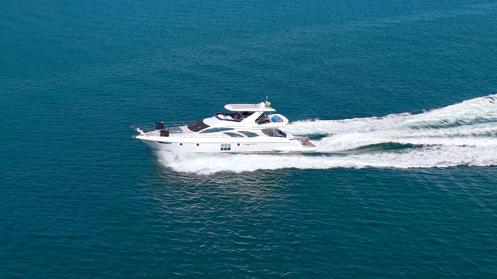 Iate Intermarine 680 Full navegando em Angra dos Reis