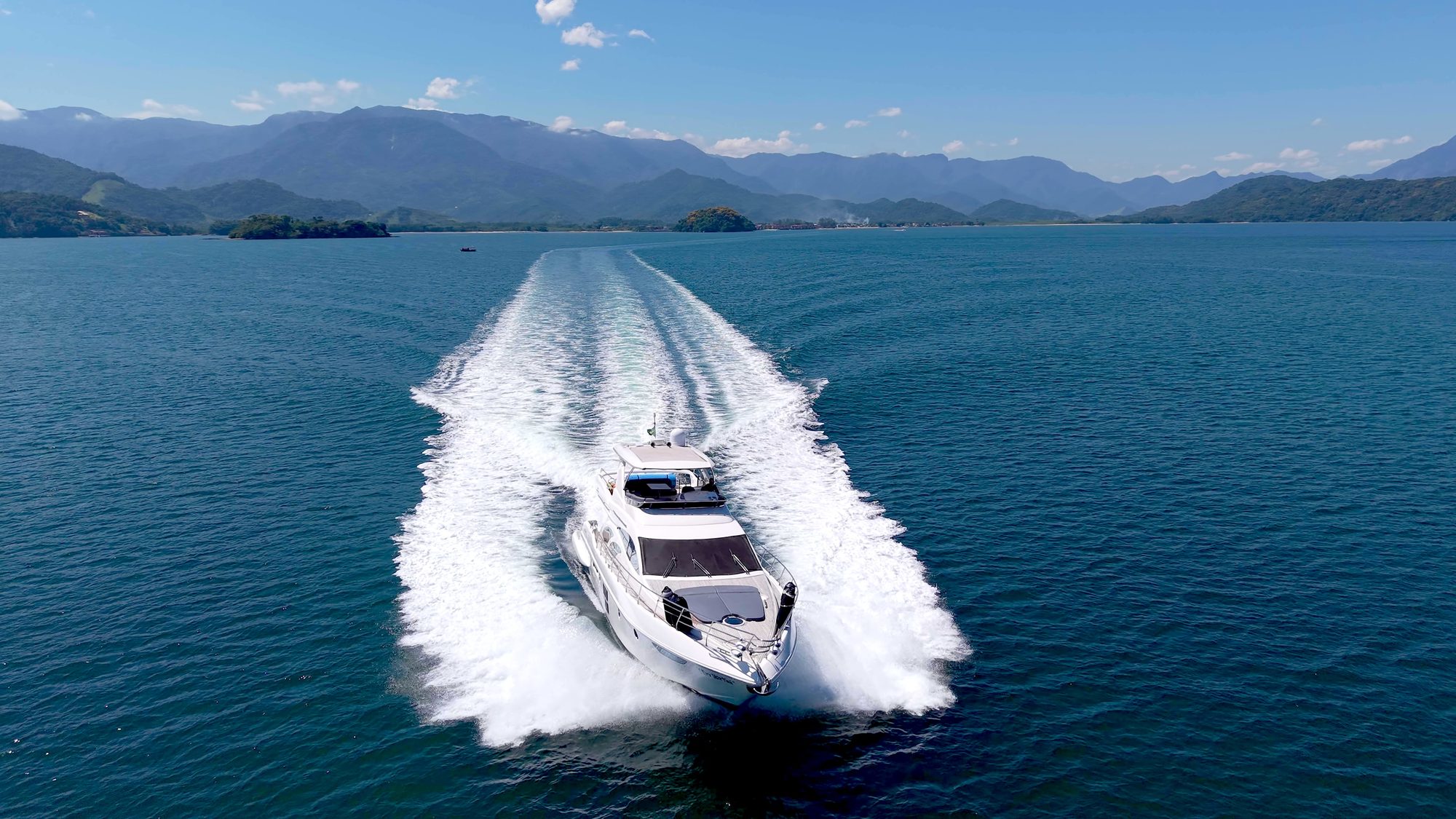 Intermarine 680 Full em navegação nas águas de Angra dos Reis