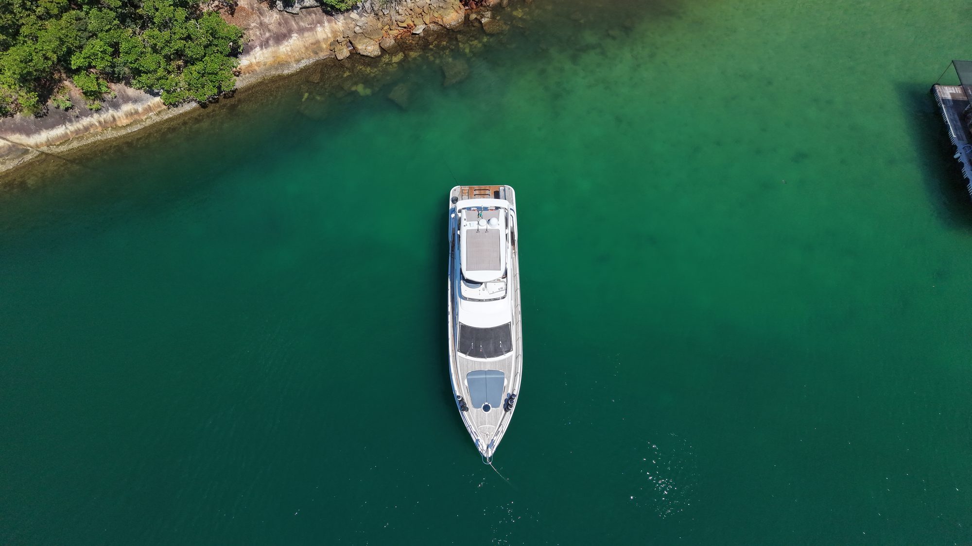 Vista de topo do Intermarine 680 Full em águas esmeralda de Angra dos Reis