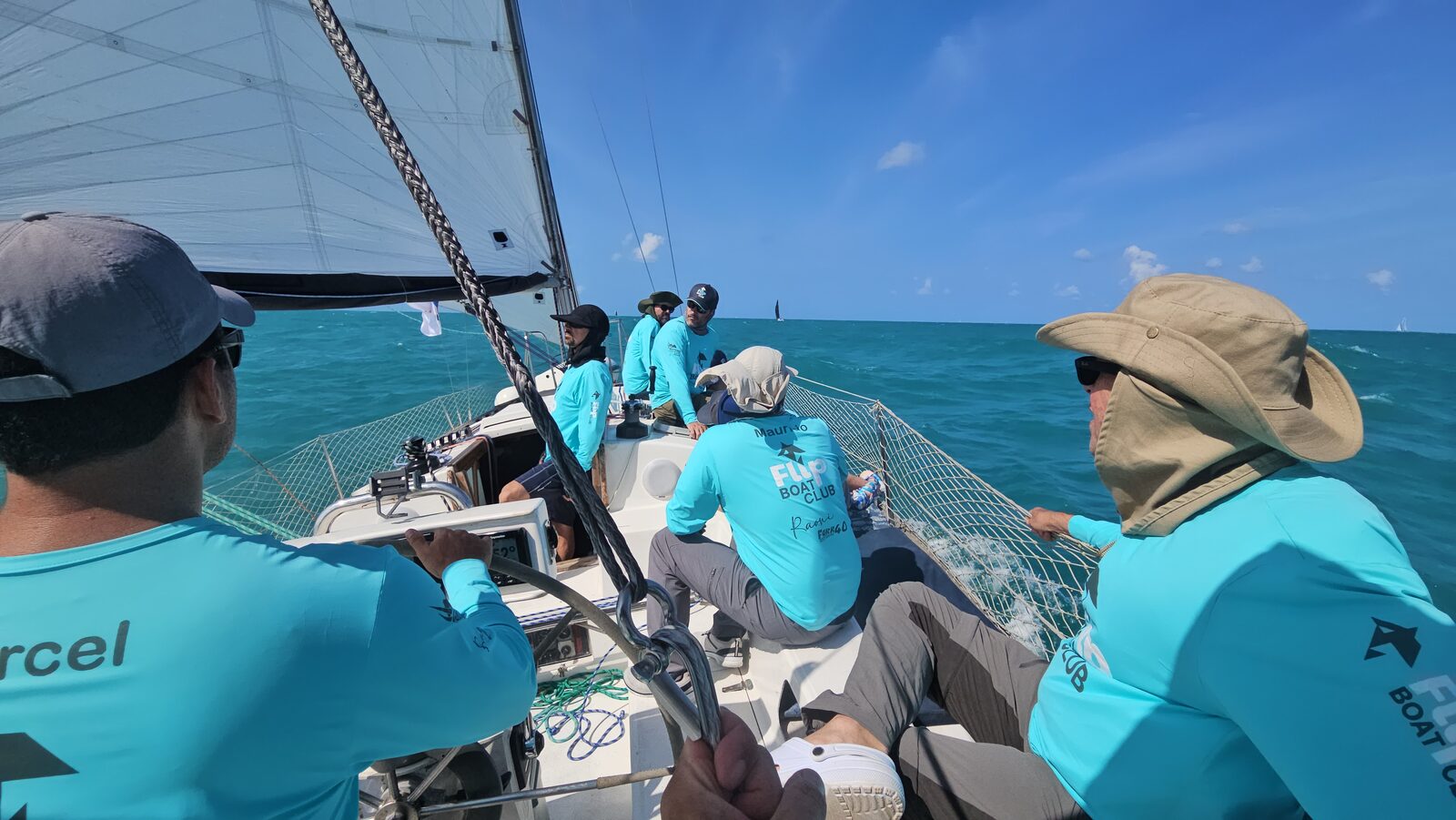Tripulação Flip a bordo do veleiro Raoni navegando na Refeno