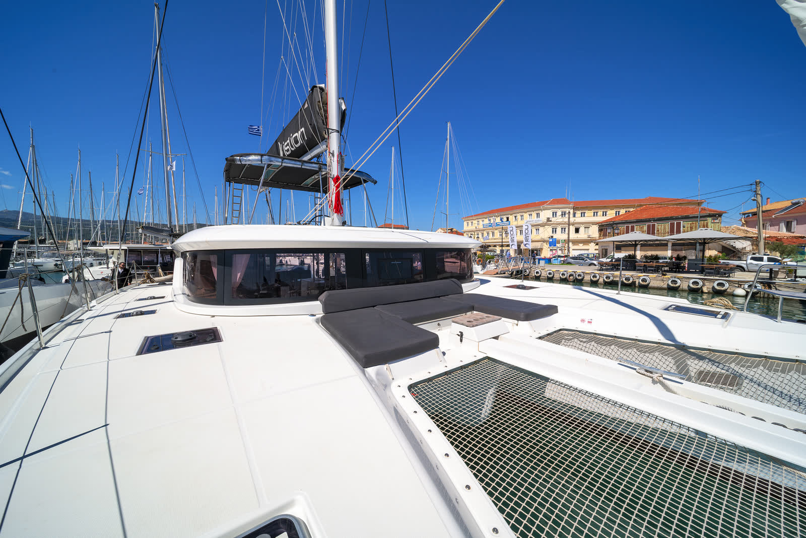 Proa e rede de um catamarã Lagoon 46 atracado na marina