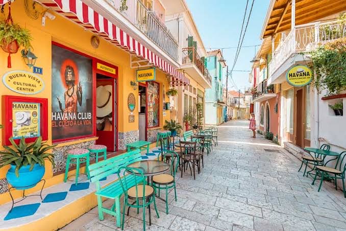 Rua de pedestres com cafés coloridos na cidade de Lefkada