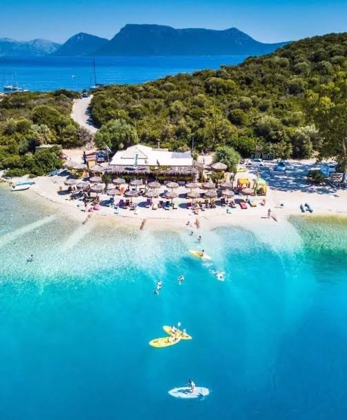 Praia de águas transparentes em Meganisi