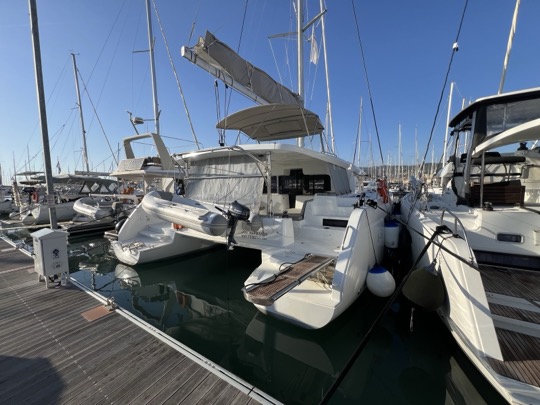 Catamarã Lagoon 46 atracado na marina