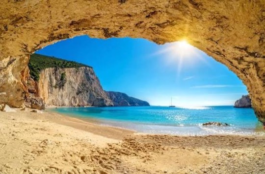 Praia vista de dentro de uma gruta, em Lefkada