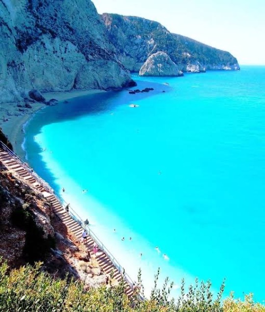 Praia de água turquesa sob as falésias de Lefkada