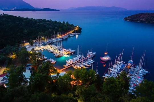 Marina de Meganisi ao entardecer