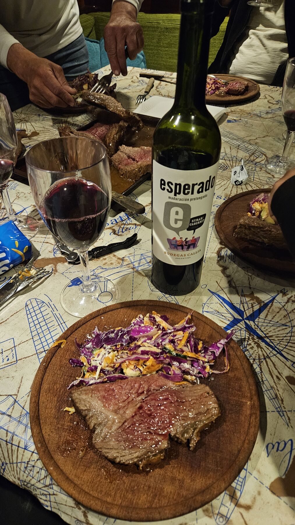 Jantar a bordo: carne assada e vinho tinto