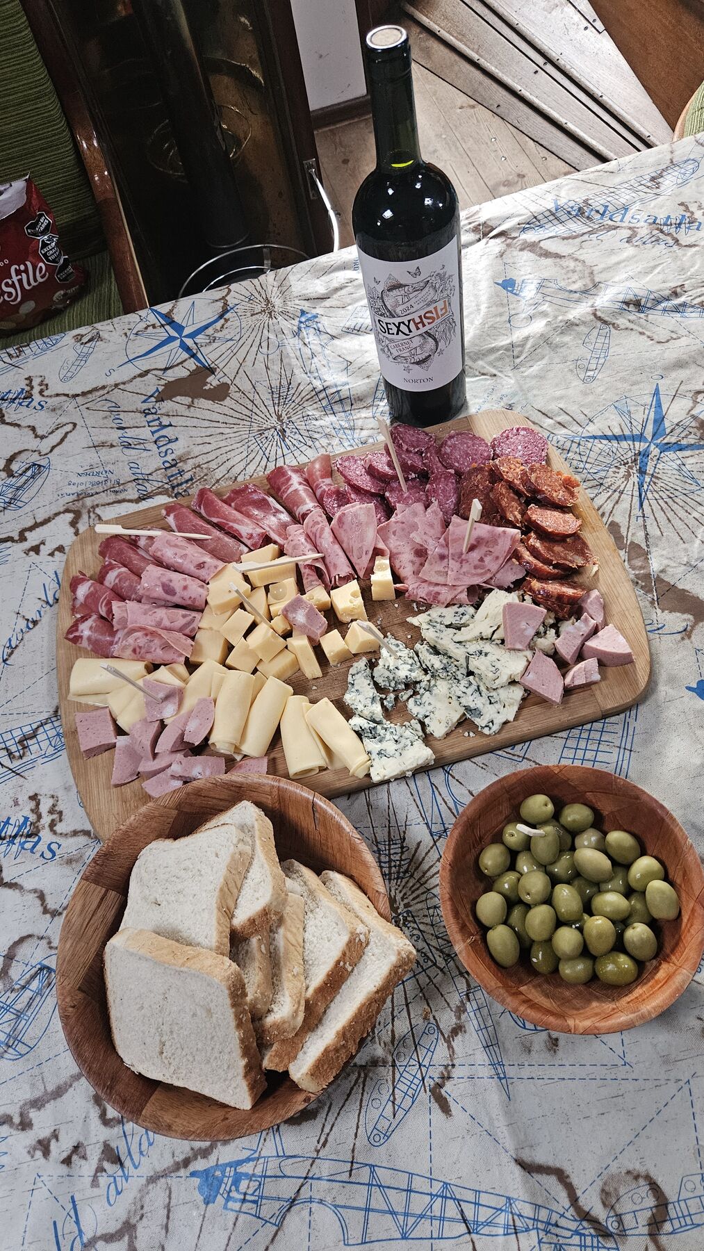Tábua de frios, queijos e vinho servidos a bordo