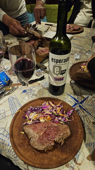 Jantar a bordo: carne assada e vinho tinto