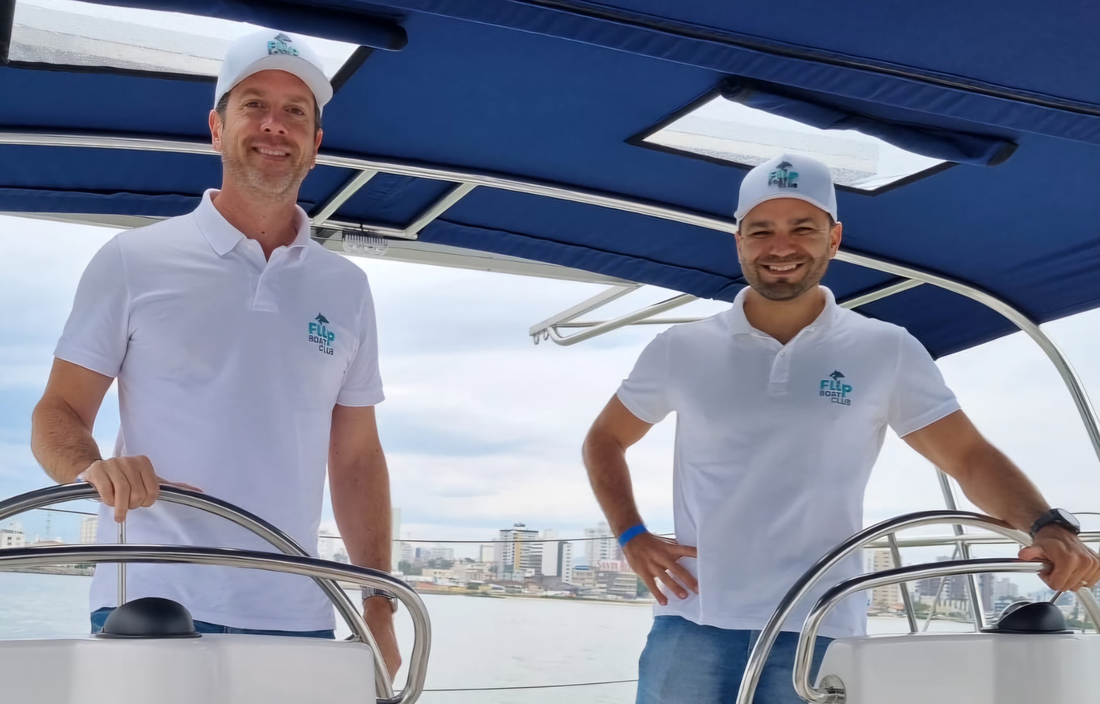 Othon e Márcio, fundadores da Flip Boat Club, ao leme