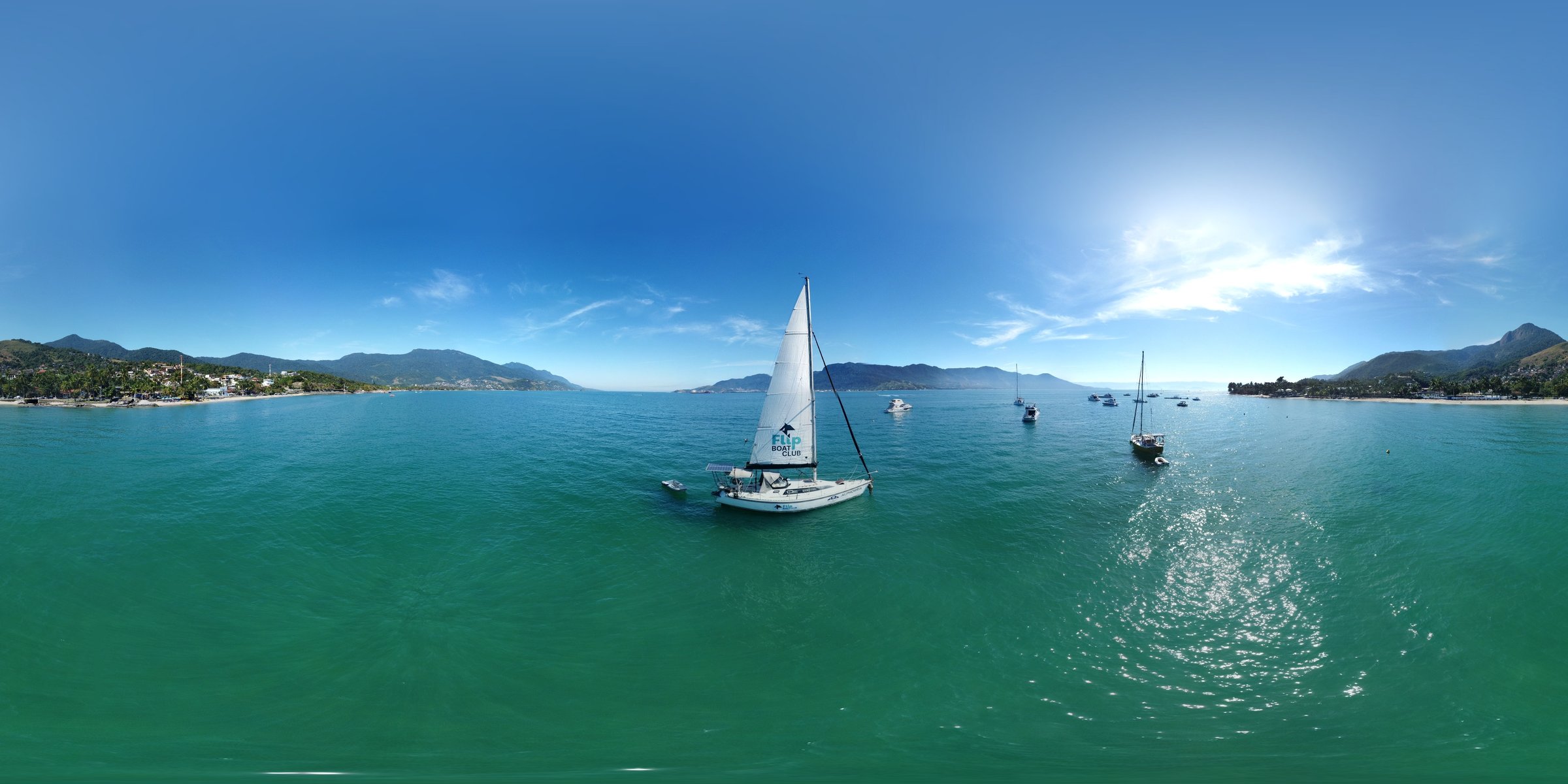 Veleiro da Flip Boat Club ancorado em Ilhabela