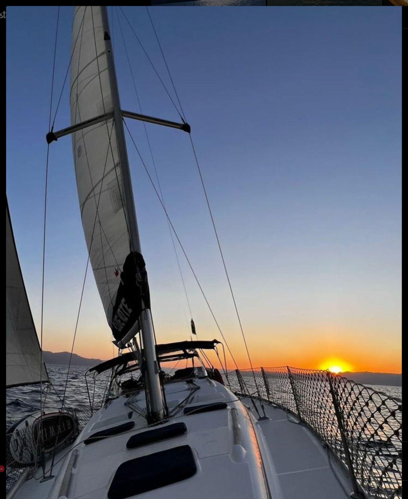 Veleiro navegando ao pôr do sol
